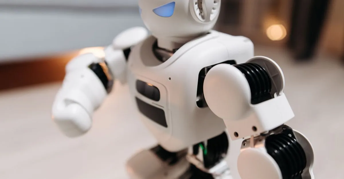 A small robot, representing the AI answer engines that GEO targets.