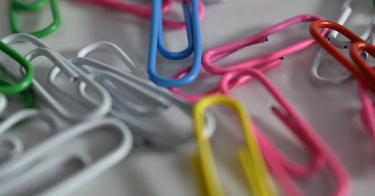A cluster of colorful paperclips hooked into one another, standing in for the way dofollow links connect pages and pass authority between them.