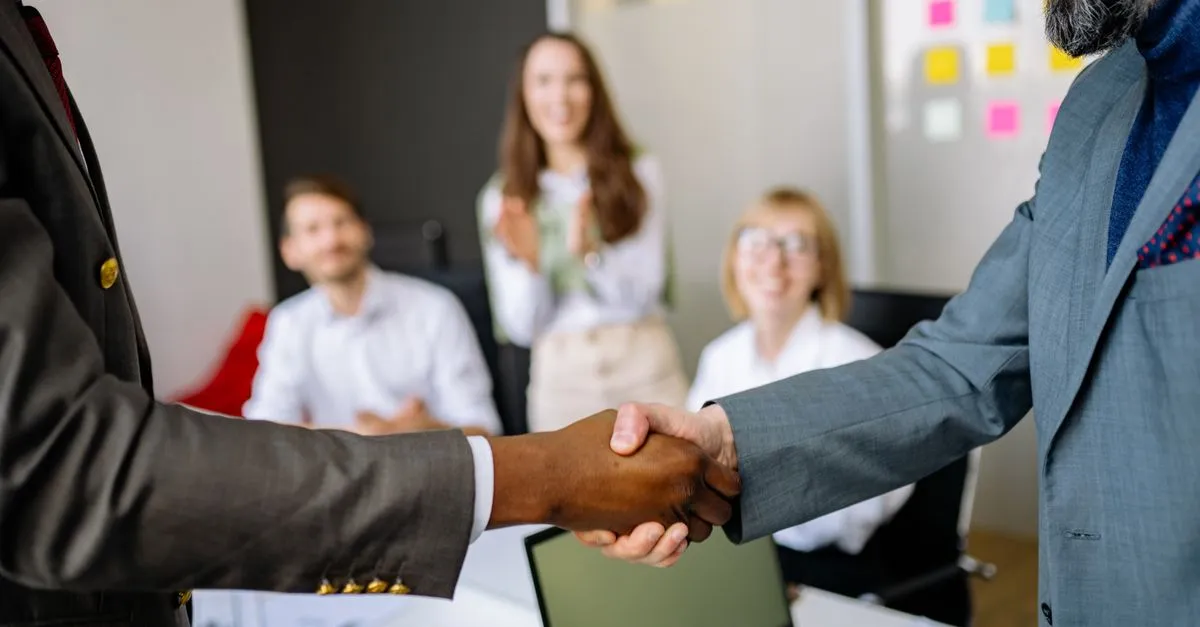 Two people shaking hands, agreeing to work together on SEO.