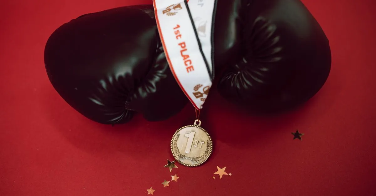 Boxing gloves and a gold medal, standing in for winning the top featured snippet spot.