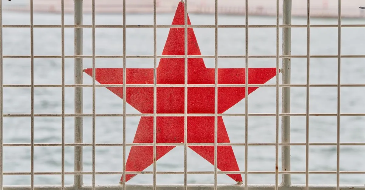 A single star, representing the customer reviews that boost local ranking.