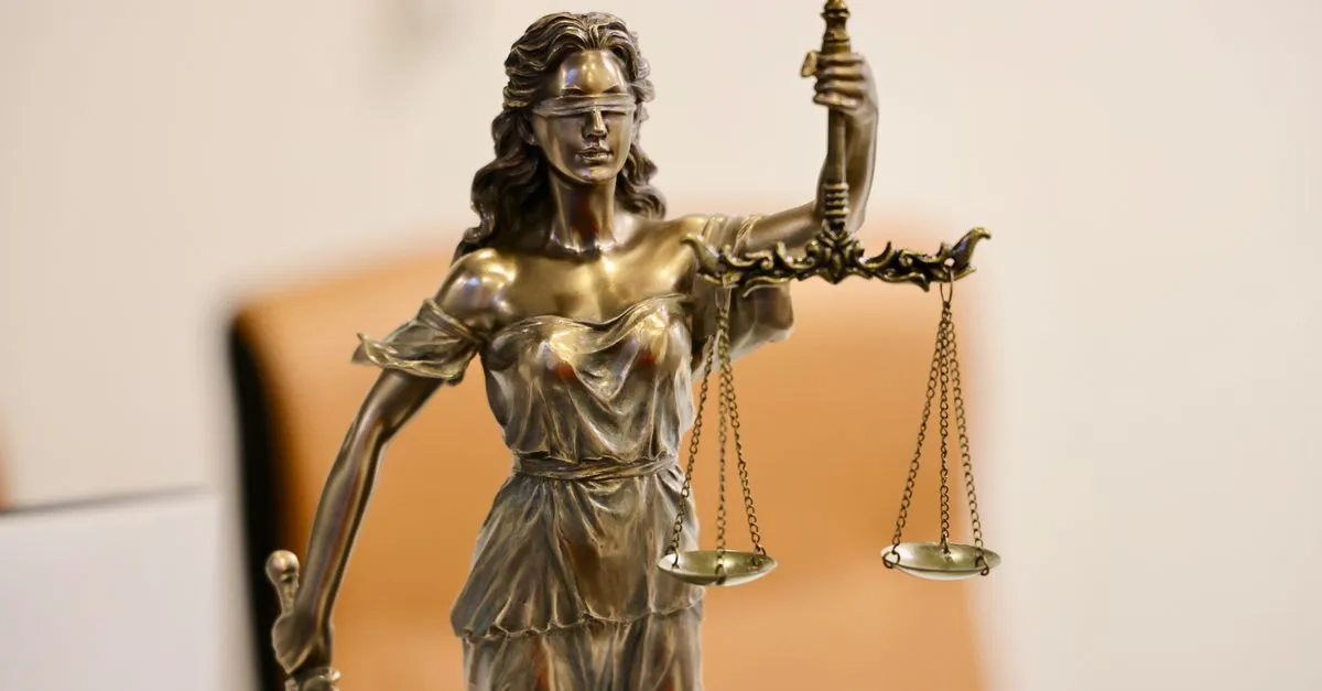 Close-up of a Lady Justice statue holding balanced scales, standing in for a natural, balanced mix of dofollow and nofollow links.